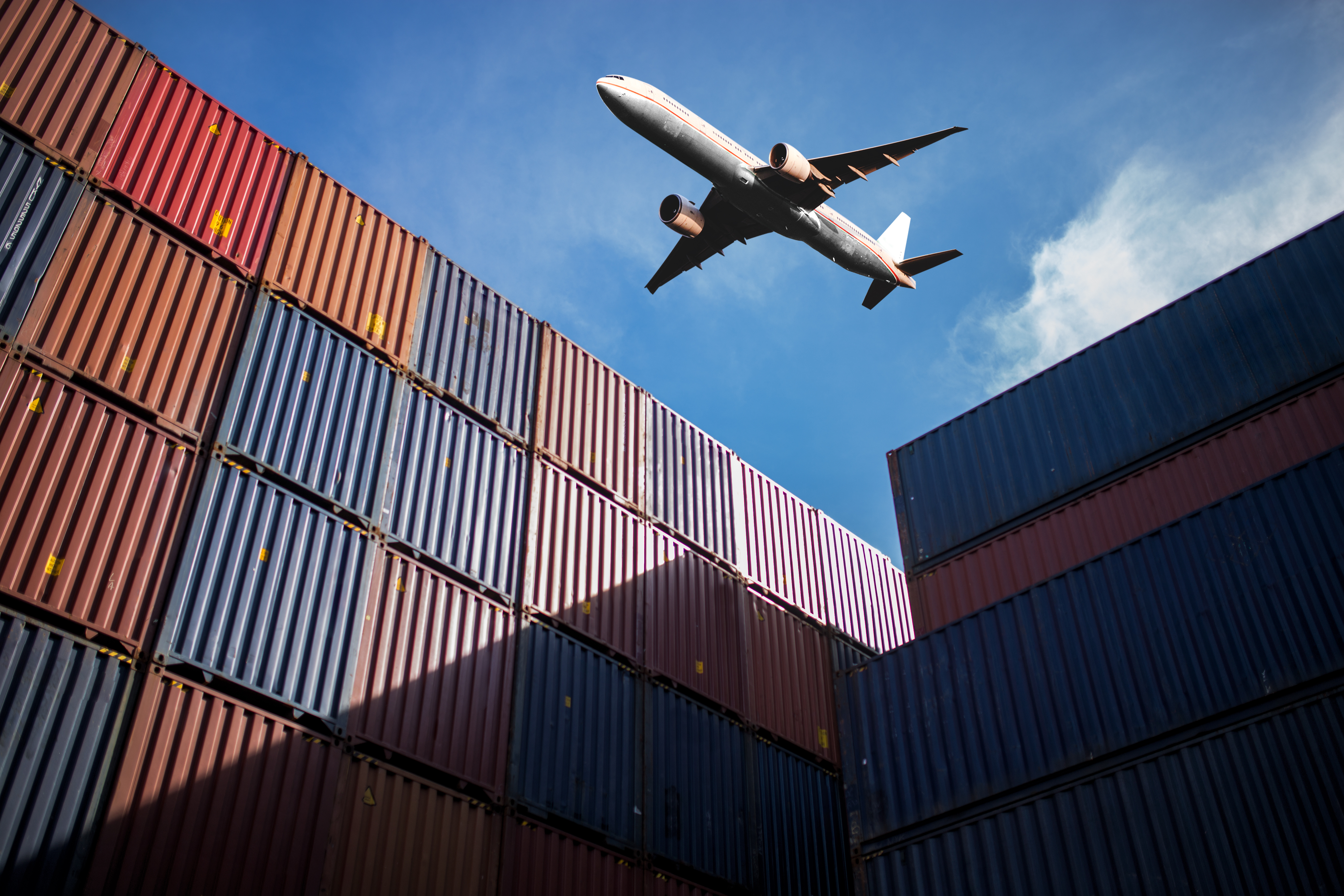 Fly og containere under transport