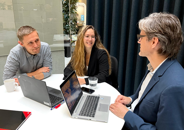 Her ses Anna til møde med mentoren, Kristen, og kontorchefen, Claus (th.)
