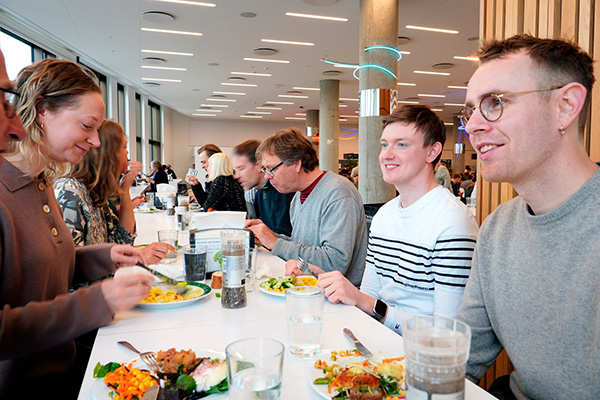 Emil spiser hver dag frokost med afdelingen i Energistyrelsens kantine – et ritual han ser som én af forudsætningerne for et godt kollegaskab.
