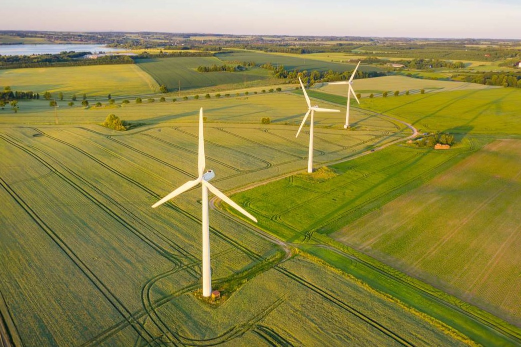 Vindmøller på grøn mark