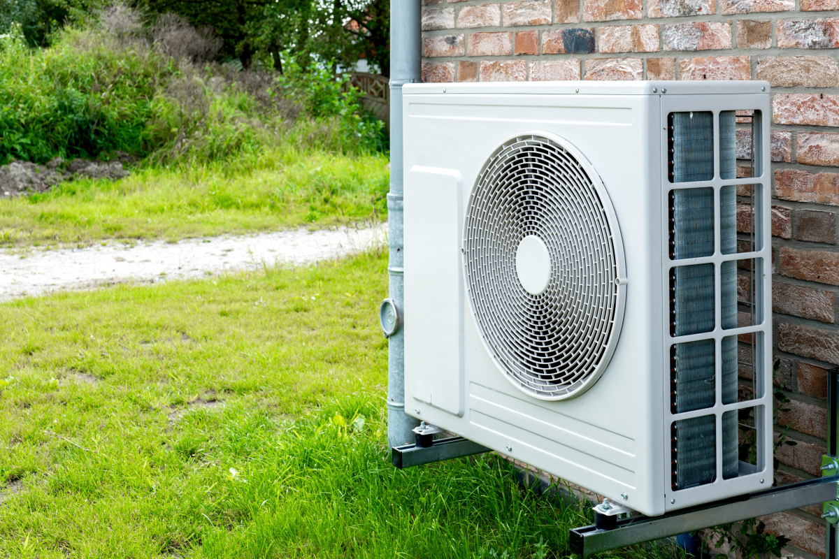 Hvid varmepumpe på et hus