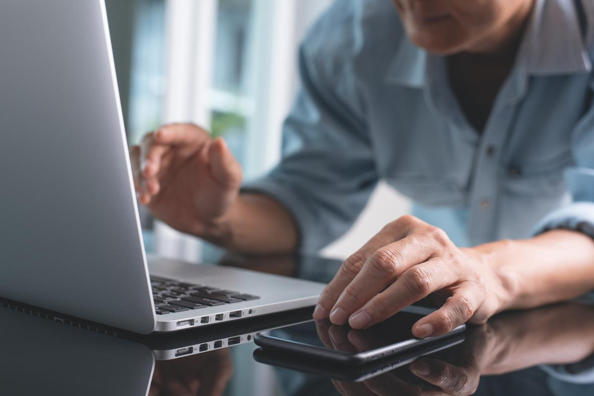 En mand med en computer