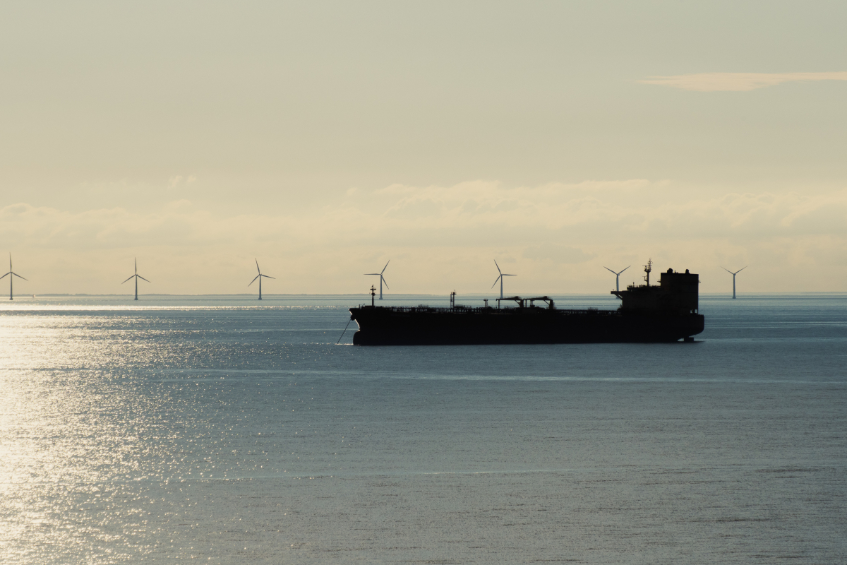 Billede af skib, der sejler med olie