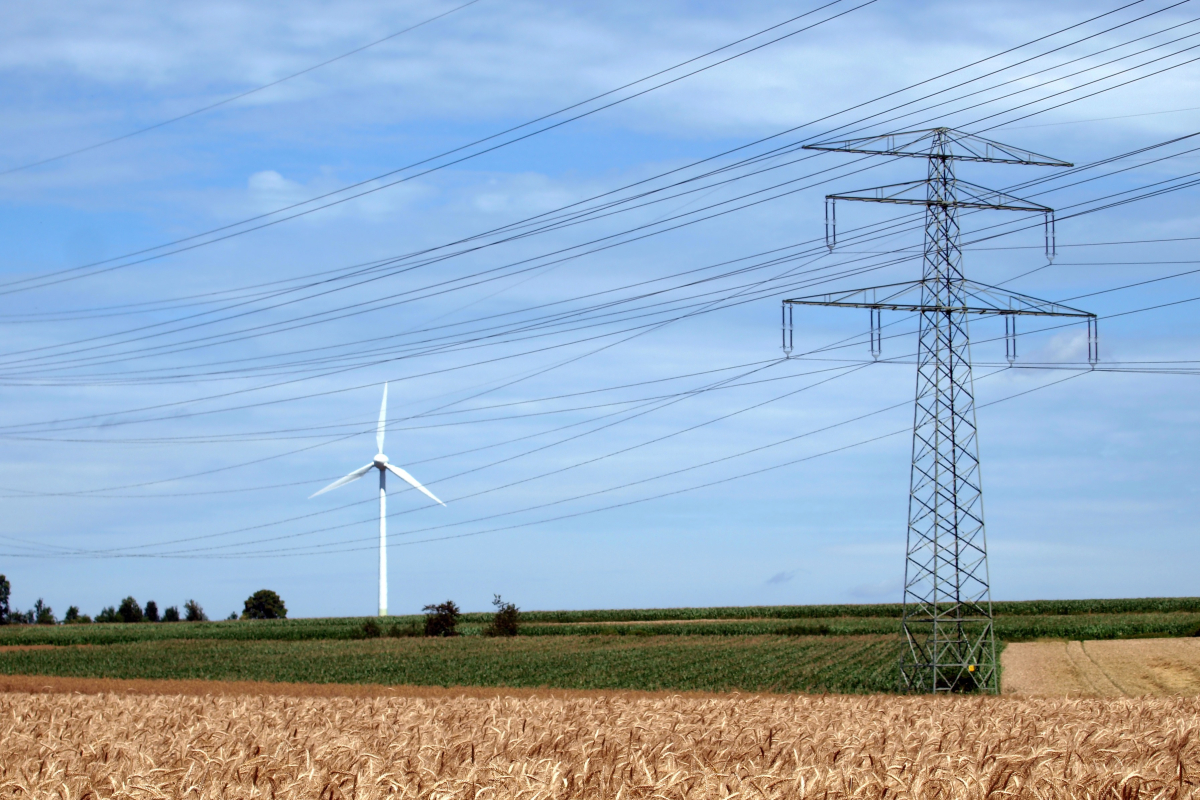 Elmast og vindmølle