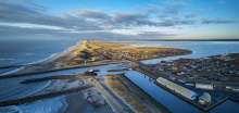 Luftfoto af havnen i Thorsminde, der er nærmeste landkending for Thor Havvindmøllepark og har lagt navn til parken. Foto: Ole Mortensen/RWE