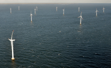 Havvindmølleparkerne Nysted og Middelgrunden kan fortsætte med at  producere grøn strøm. Foto: Colourbox.
