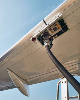 Et fly er i gang med at blive tanket op