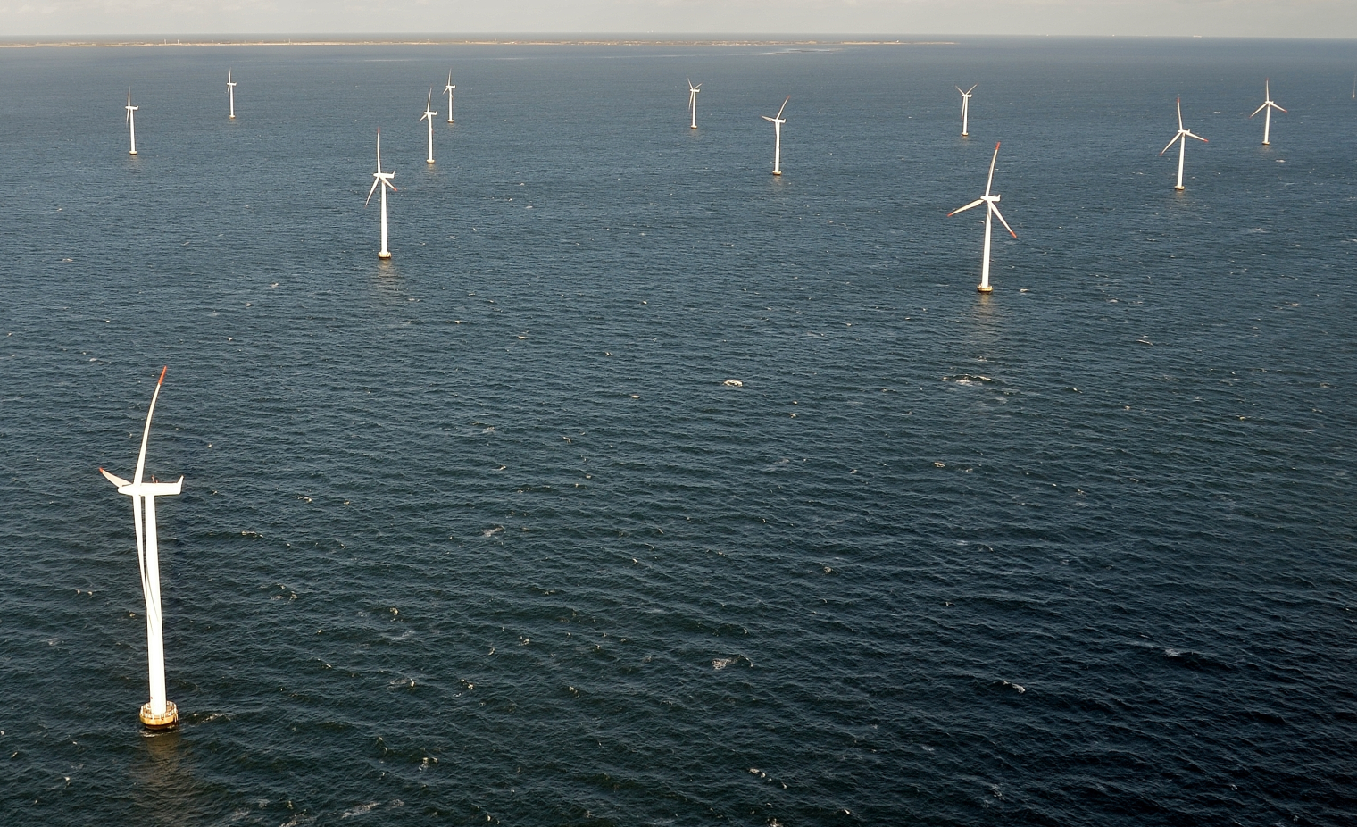Havvindmølleparkerne Nysted og Middelgrunden kan fortsætte med at  producere grøn strøm. Foto: Colourbox.