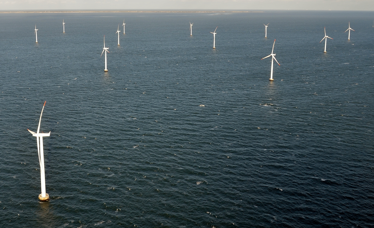 Havvindmølleparkerne Nysted og Middelgrunden kan fortsætte med at  producere grøn strøm. Foto: Colourbox.