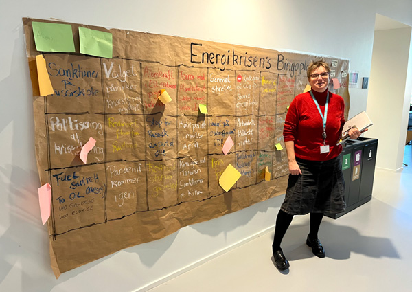 På billedet står Malene Hein Nybroe placeret foran en planche, som bliver kaldt ”Energikrisens Bingoplade"