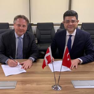 Billede: Ambassadør Svend Olling underskriver aftalen med direktøren for General Directorate for Energy Affairs, Murat Zekeriya Aydin.